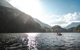 zwei Personen im Boot am See