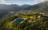 Drohnenaufnahme Gschwandtkopf - Speichersee aus der Distanz mit Seefeld im Hintergrund