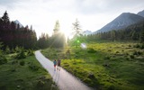 Drohnenaufnahme Wanderung im Gaistal im Sommer - Paar auf Wanderweg bei tiefstehender Sonne