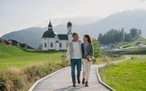 Paar vor dem Seekirchl im Sommer - Seefeld in Tirol