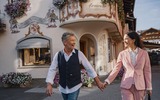 Shopping in der Fussgaengerzone Seefeld - Paar bei Bummel durch das Dorf