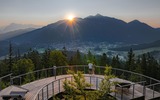 Sonnenaufgang Aussichtsplattform Bruschkopf - Drohnenaufnahme - Paar steht am Geländer der Plattform - Sonnenstern über Seefelder Spitze