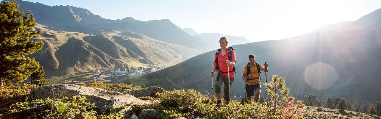 2 Personen im Kuehtai im Sommer beim wandern