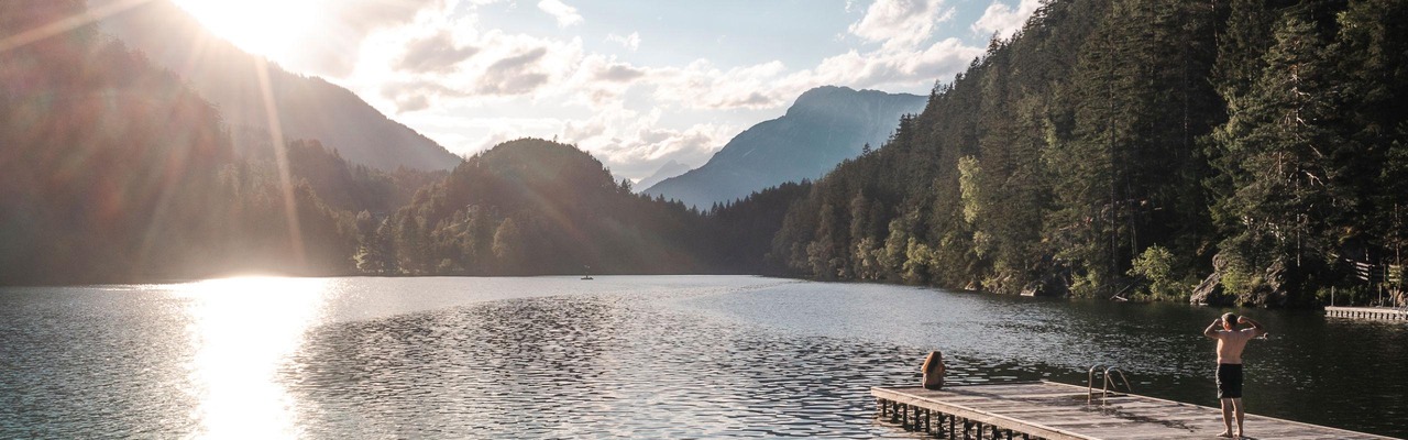 Steg am See mit Berge im Hintergrund