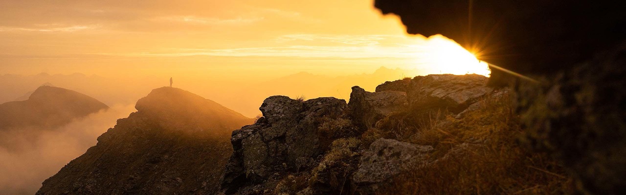 Sonne geht hinter den Bergen auf