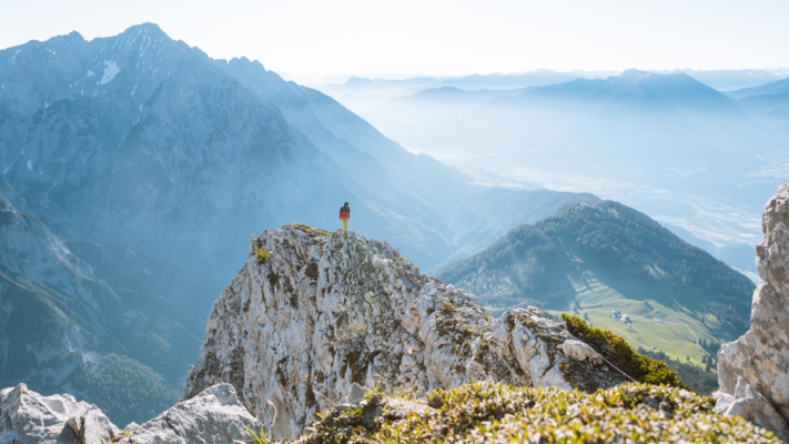 1 Person steht am Berg 
