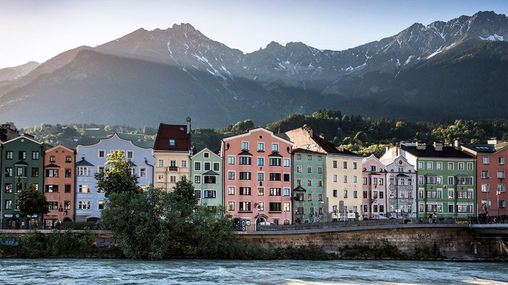 Aussicht auf die bunten Häuser und die Berge