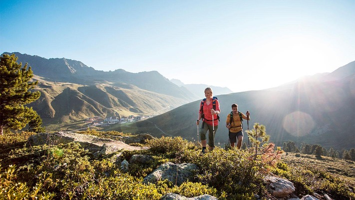 2 Personen im Kuehtai im Sommer beim wandern