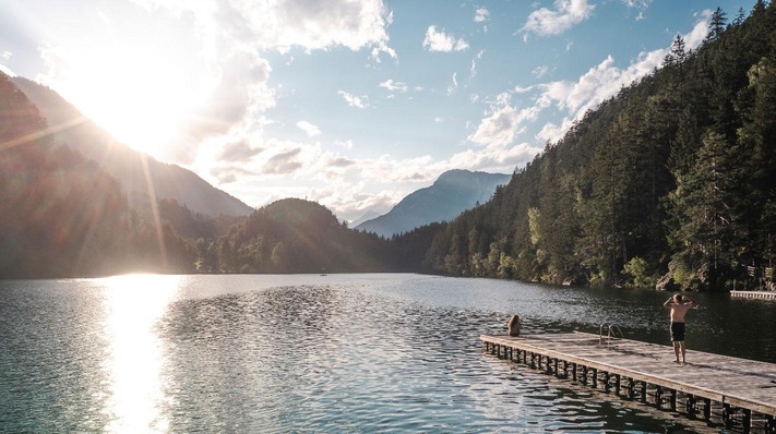 Steg am See mit Berge im Hintergrund