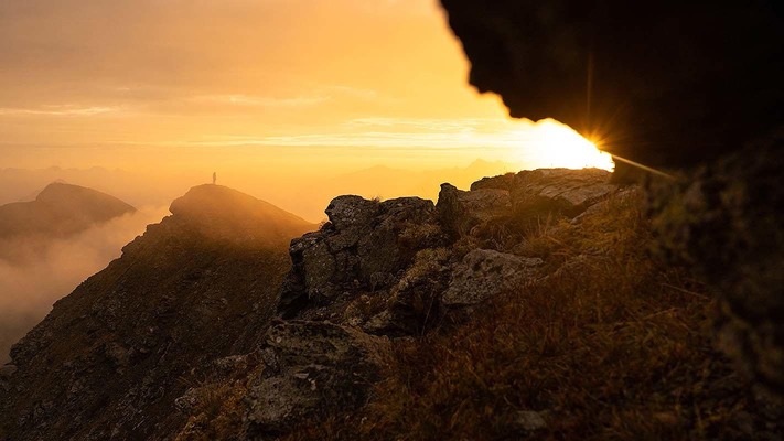Sonne geht hinter den Bergen auf