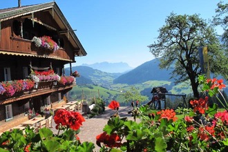 Hoerbighof Thierbach im Sommer mit Blumenschmuck