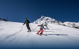 Familie beim Ski fahren 