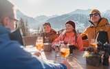 2 Personen mit 2 Kindern machen pause auf der Hütte