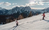 zwei Personen beim Ski fahren 