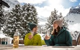 2 Frauen vor einer Hütte in der Region Zillertal