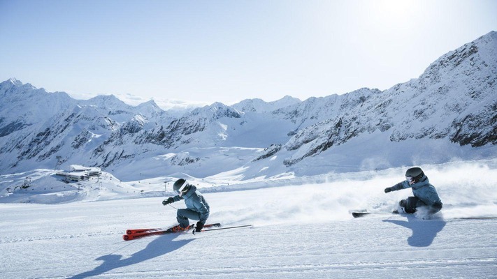 2 Personen beim Ski fahren