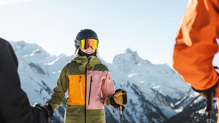 Person mit Bergen im Hintergrund