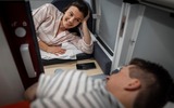 Couple dans des Mini Cabines avec porte communicante ouverte