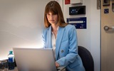 Una donna in vagone letto comfort lavora al computer