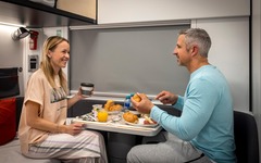 Stelletje bij het ontbijt in het slaaprijtuig plus