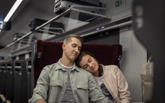 Paar im Sitzwagen comfort