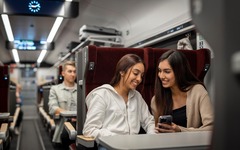 Unterhaltung zwischen zwei Reisenden im Sitzwagen comfort