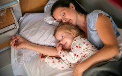 Moeder met dochter in de couchette