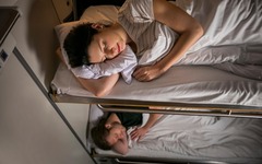 Stelletje slapend in het slaaprijtuig