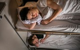 Coppia che dorme in vagone letto