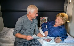 Seniorenkoppel in het slaaprijtuig