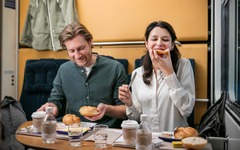 Stelletje bij het ontbijt in het slaaprijtuig