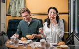 Coppia che fa colazione nel vagone letto