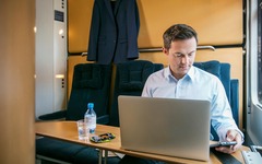 Zakenreiziger in het slaaprijtuig met notebook