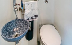 Wastafel en toilet in het slaaprijtuig