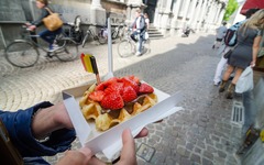 Belgische Waffeln mit Schokolade und Erdbeeren