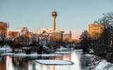 Blick auf den Rheinturm in Düsseldorf im Winter