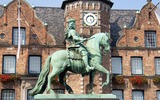 Düsseldorf Statue vor Rathaus
