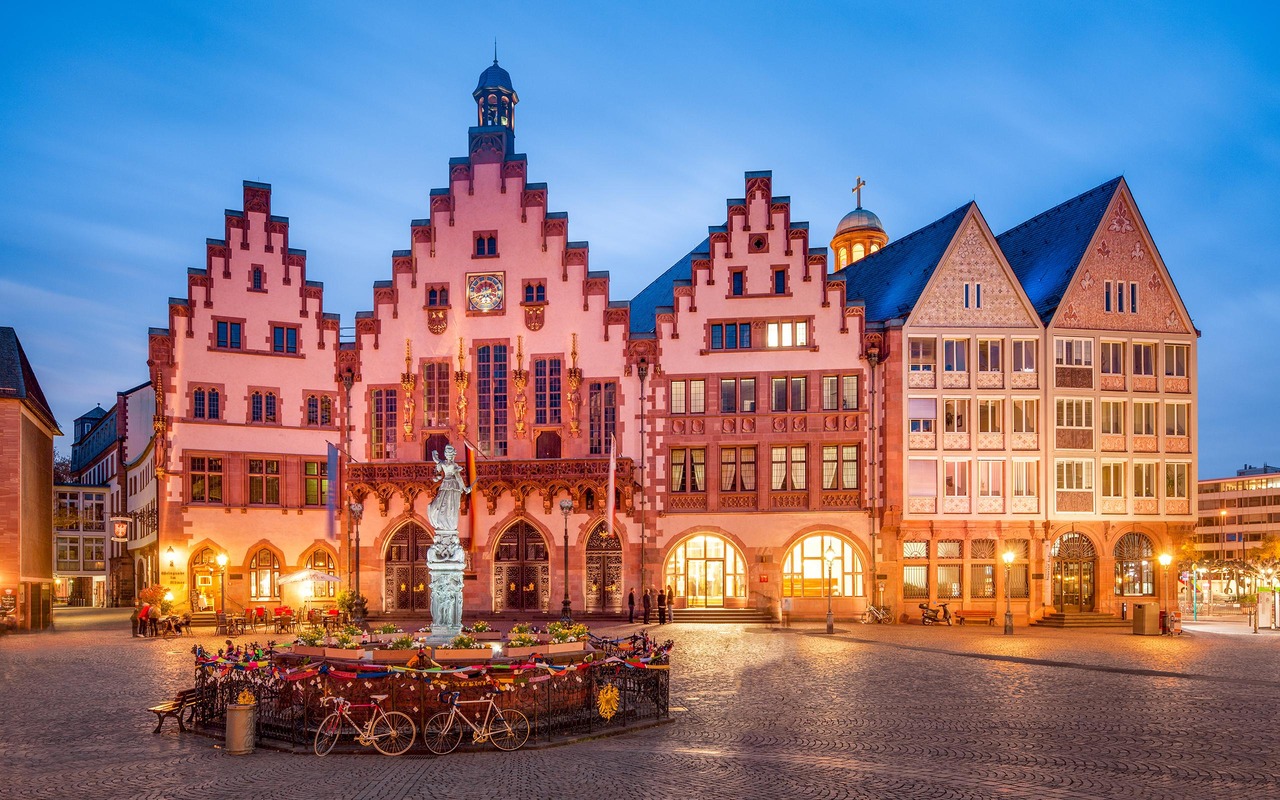 © eyetronic / stock.adobe.com Römerberg in Frankfurt in winter