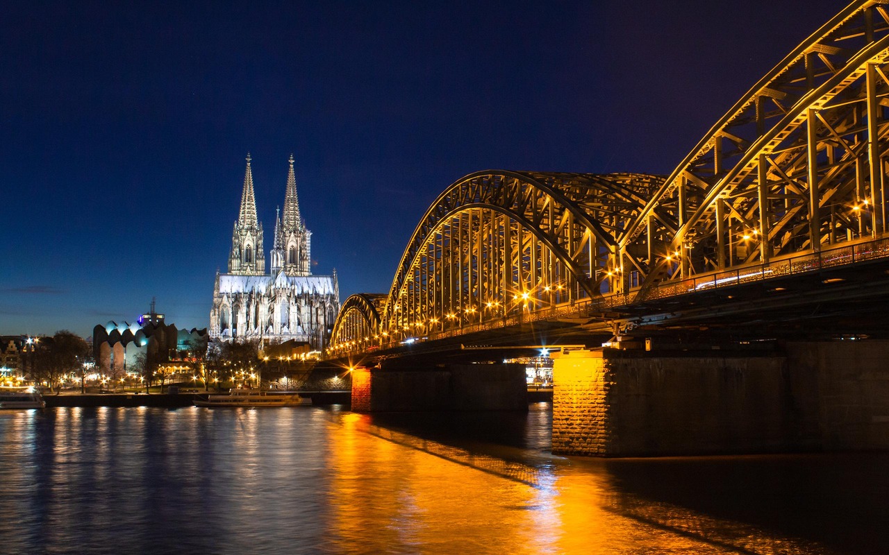Vue nocturne sur la cathédrale de Cologne depuis le pont Hohenzollern
