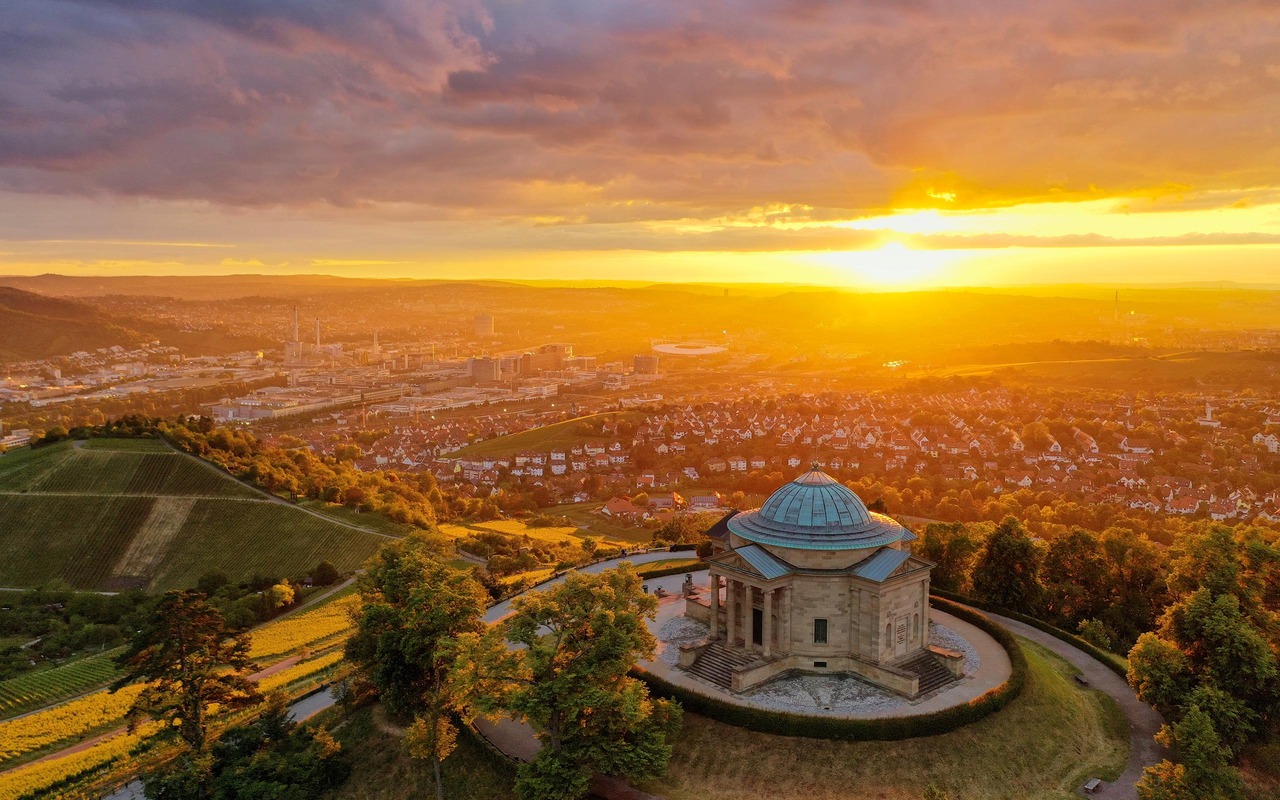 Die Grabkapelle am Württemberg bei Dämmerung