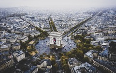 Luftansicht des Triumphbogens und der Zufahrtsstraßen