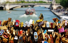 Liebesschlösser auf einer Brücke an der Seine