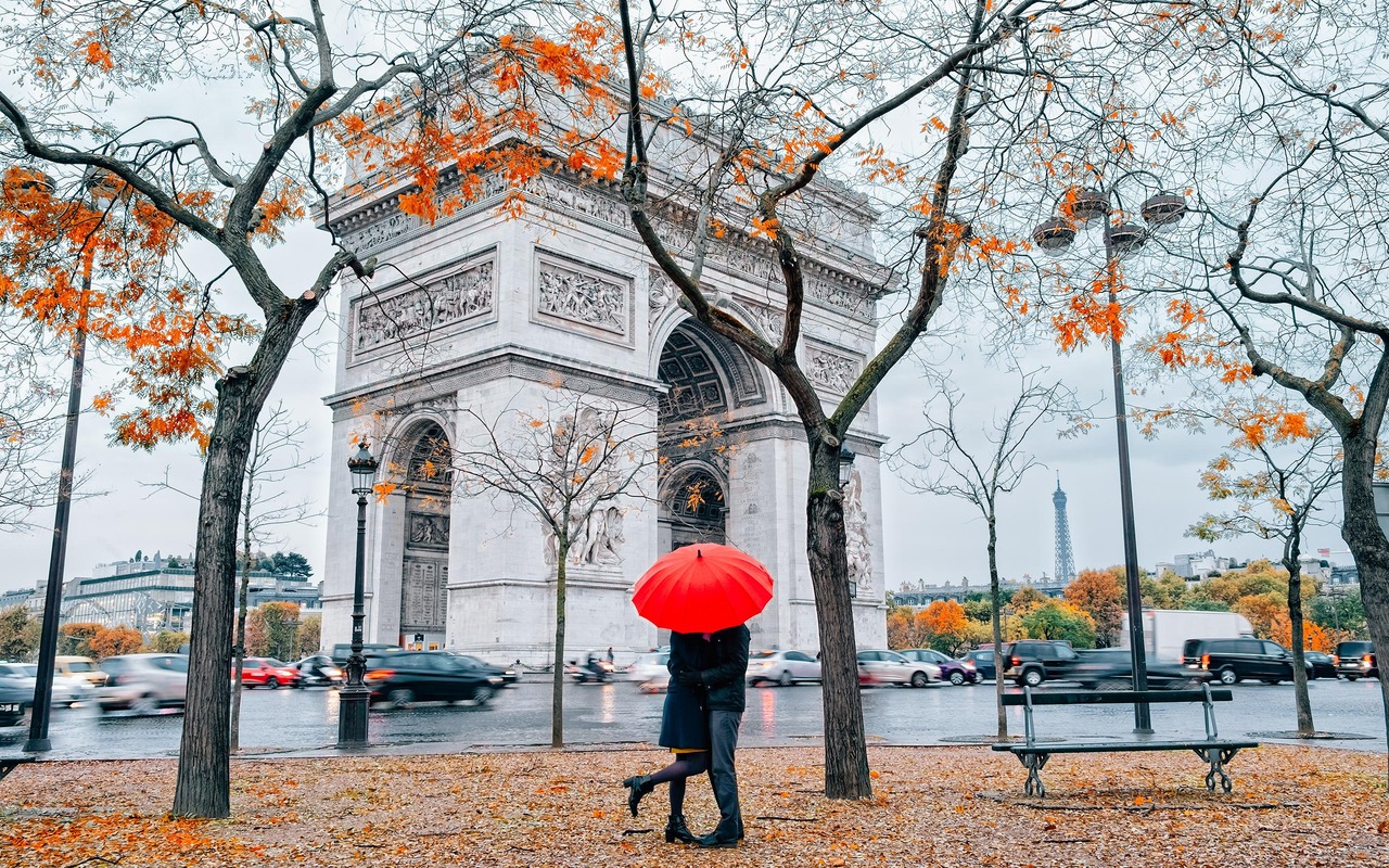 © espiegle / stock.adobe.com Koppel met paraplu voor de Arc de Triomphe