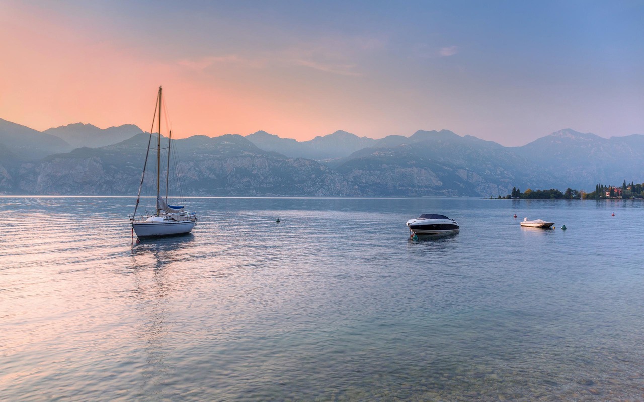 © Patryk Kosmider / stock.adobe.com Boote an der Küste des Gardasees