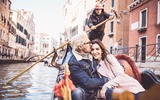 © oneinchpunch / stock.adobe.com Koppel in gondels in Venetië in de winter