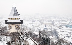 De klokkentoren van Graz in de winter
