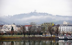 Gebouw aan de oever van de Donau in Linz