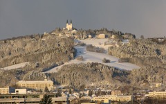 Uitzicht vanaf het centrum van Linz op de Pöstlingberg in de winter