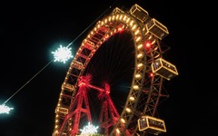 La Ruota panoramica di Vienna di notte con illuminazione festiva