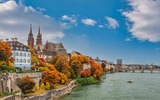 Rhein in Basel mit Stadtpanorama im Herbst